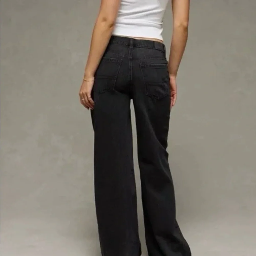 American Eagle Outfitters Black Low-Rise Wide-Leg Jeans - Picture 2 of 3